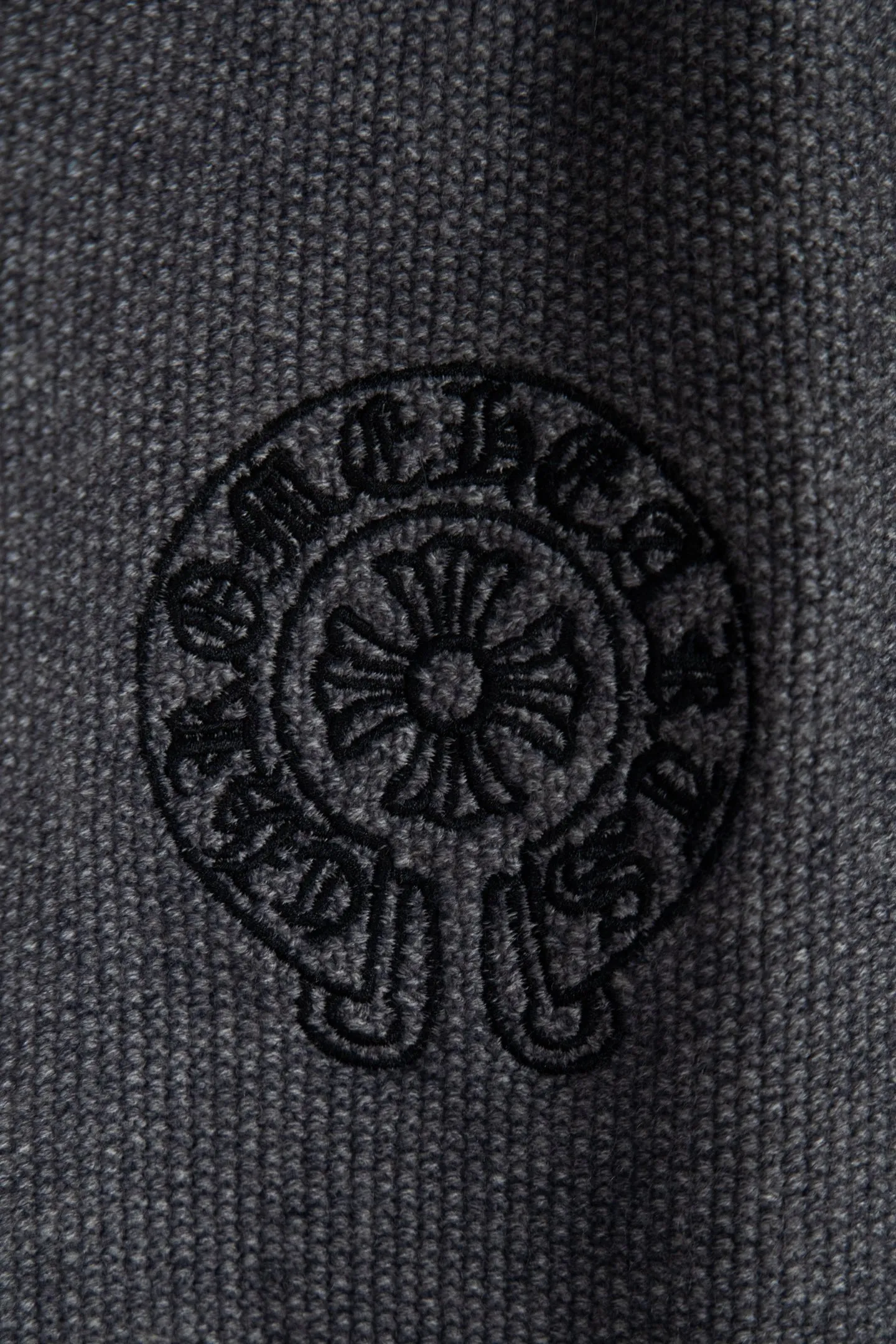 P300 ChromeHearts popular Chrome Hearts CH Sanskrit horseshoe cross embroidered button cardigan jacket raglan sleeve sweater, contrasting color splicing raglan round neck knitted sweater, unique knitting texture, soft and skin-friendly, classic pattern embroidery on the front and back. Retro chic. The contrasting color raglan sleeve design and the thick stitching craftsmanship at the joints make it look great when worn alone or layered! The fit is loose and slimming! Fashionable patchwork colored sweater, colorfully intertwined, with clear layers, warm and slimming. Whether worn alone or layered, you can easily control various styles and show your personal charm. The raglan sleeves are shoulder-width in contrasting colors and have ultra-detailed embroidery on the front and back, giving it a casual street feel. It looks great when worn alone! The sleeves are designed with contrasting colors and seams, and the round neck style reveals the neck and flatters the face shape! Wool blend knitted fabric, soft, comfortable and warm to the touch. Contrasting color design➕Loose fit, not flattering on your body shape and slimming, not to mention how easy it is to wear! Basic, versatile and fashionable classic! Black and white are versatile! Black and gray high-end! Couples get involved!  Color: black and white/black gray Size: S~M~L